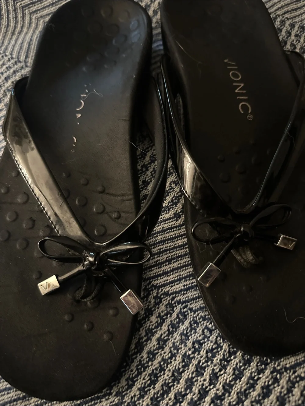 Vionic Black Patent Bow Flip Flop Sandals - Picture 3 of 3